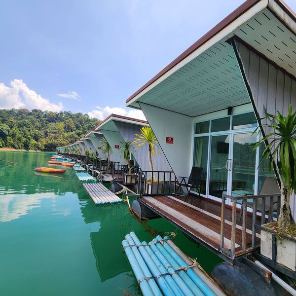 Bo ved den smukke sø i Khao Sok i Thailand på din grupperejse for unge