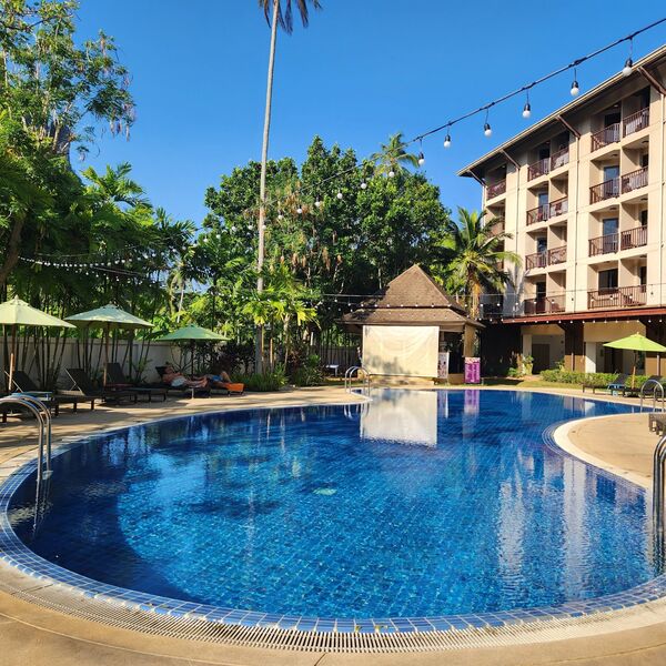 Bo på hotel med pool i Thailand på din grupperejse for unge