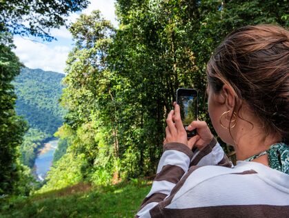 Pige tager billede af udsigten i Australien ved Atherton Tablelands