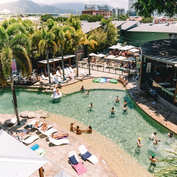 Bo på hostel med pool i Byron Bay Australien