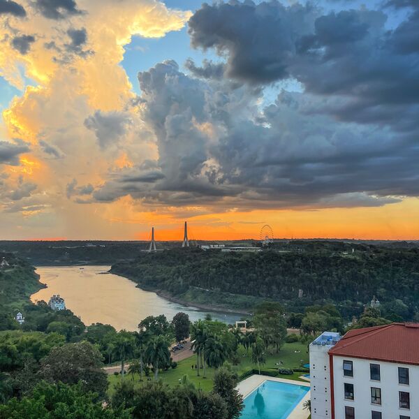 Bo på pool hotel ved Iguazu vandfaldet i Brasilien sammen med andre unge