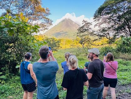 Gruppe ved La fortuna vulkan i Costa Rica