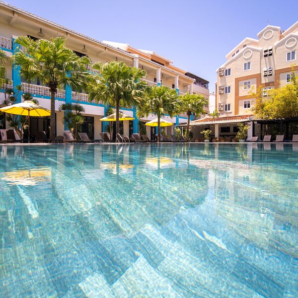 Bo på hotel med pool i Vietnam på grupperejse for unge