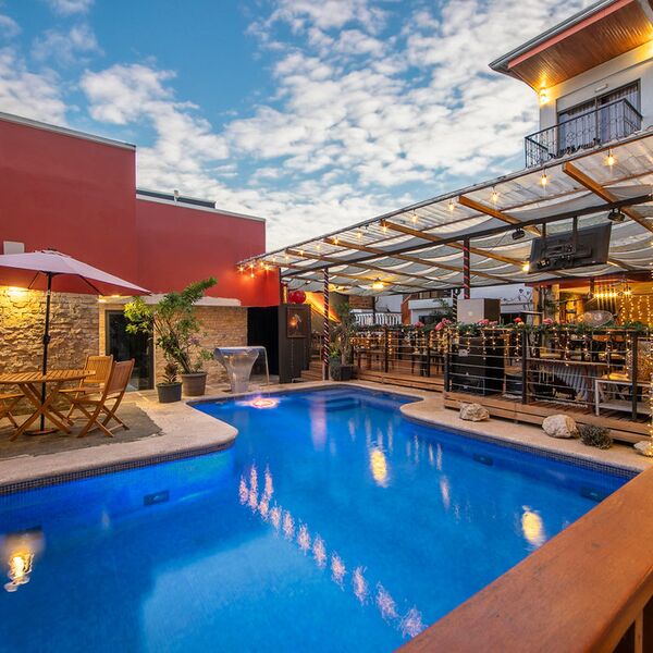 Bo på poolhotel når du rejser til Costa Rica på din singlerejse