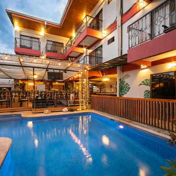 Bo på poolhotel når du rejser til Costa Rica på din singlerejse