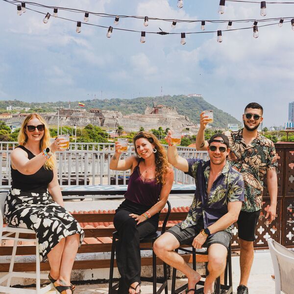 Bo på hostel med pool og bar i Colombia på din singlerejse
