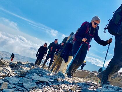 Gruppe på vej til toppen af Kilimanjaro i Tanzania