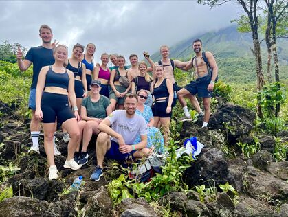 Gruppe ved vulkanen Arenal i baggrunden i Costa Rica