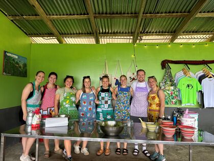 Gruppe laver mad i Costa Rica
