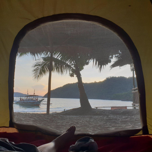 Bo en nat i telt på stranden i Filippinerne når du rejser på grupperejse for unge