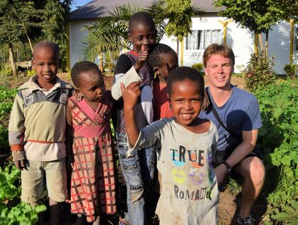 rejsende på besøg i landsby i Tanzania