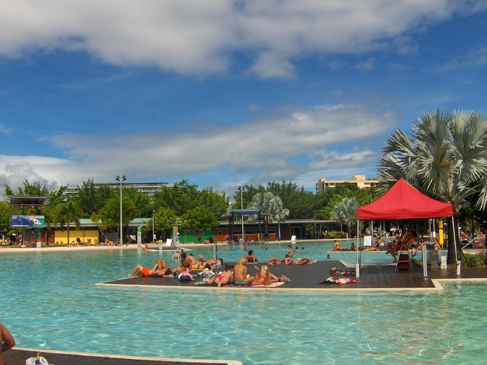 Slap af ved poolen i Cairns