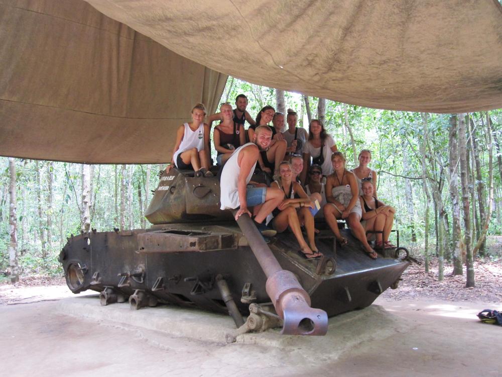 Gruppen indtager en tank