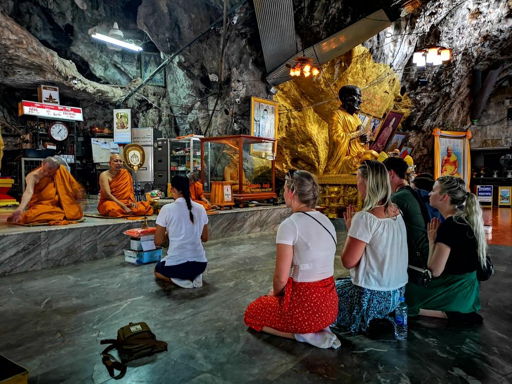 Besøg i Tiger Cave tempel