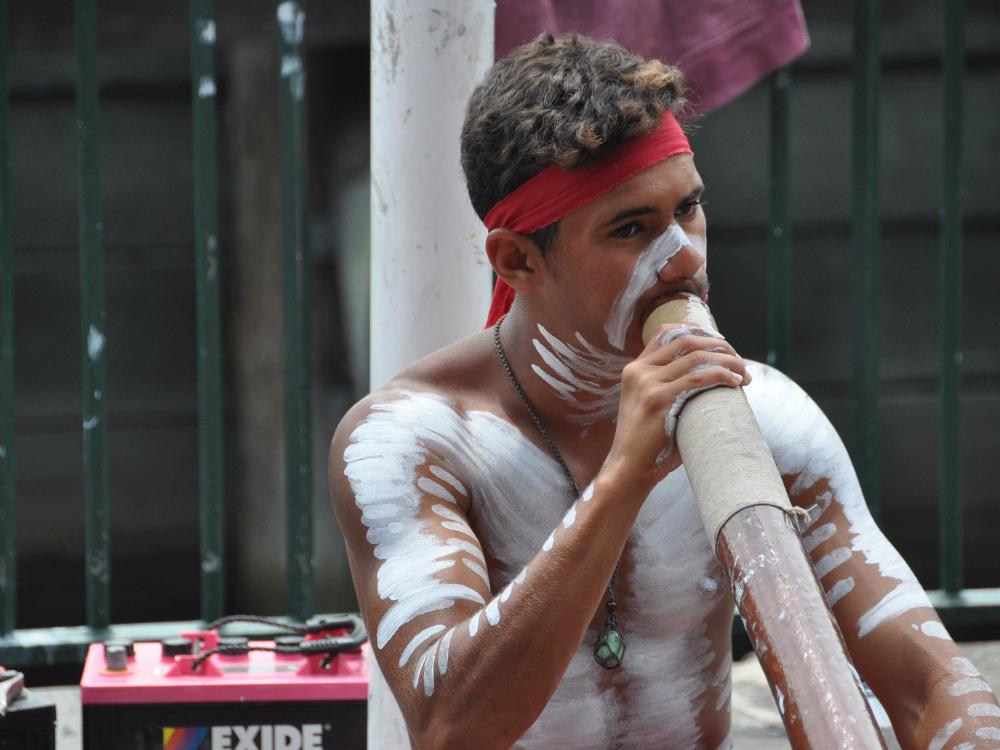 Aboriginal spiller på didgeridoo