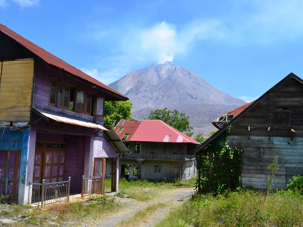 Ghost town i Berastagi