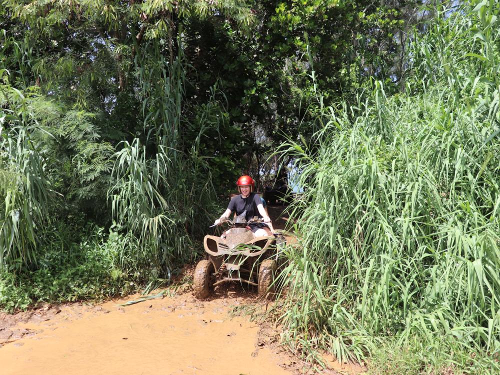ATV i sukkerrørsplantage