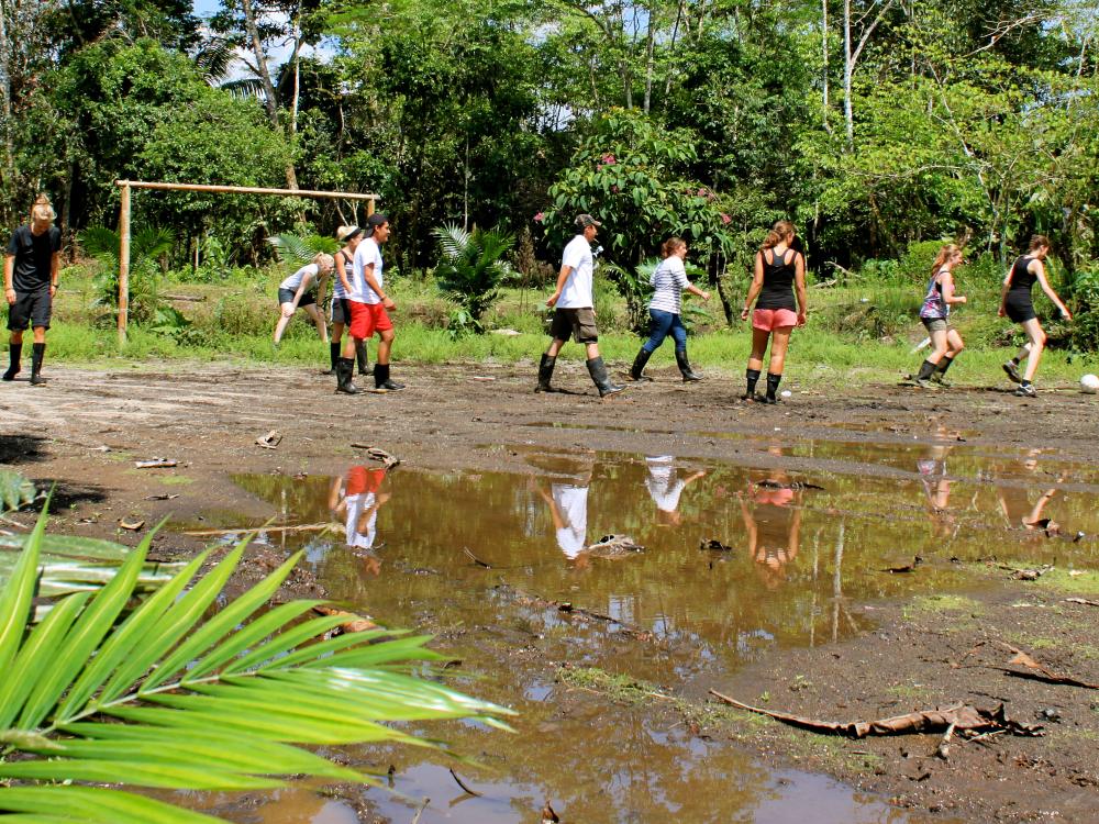 Fodbold med lokale i junglen