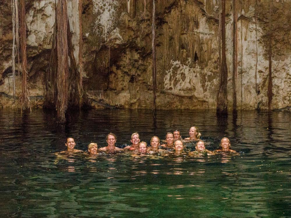 Svømning i Cenote