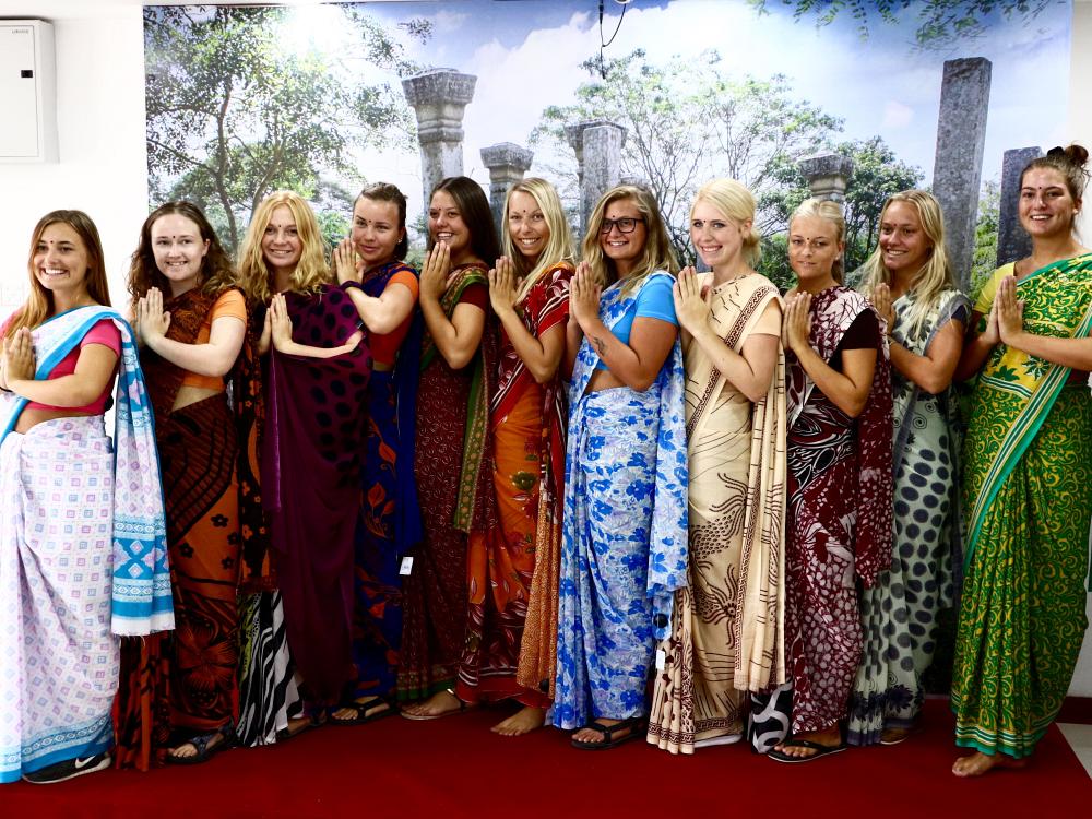 Pigerne prøver sari i Sri Lanka
