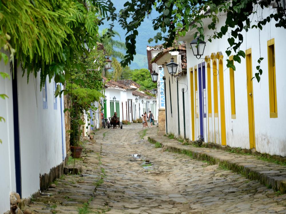 Brostensbelagt gade Paraty 