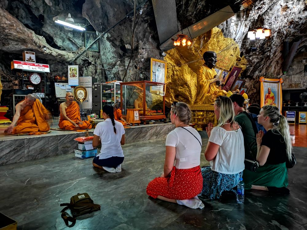 Besøg i Tiger Cave Tempel
