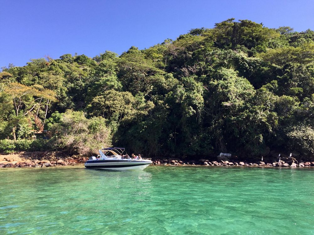 Speedbådstur ved Ilha Grande