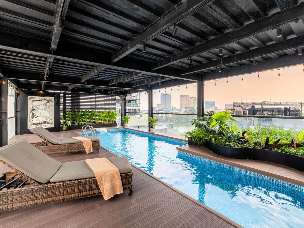 Udsigt fra poolen i Hanoi 