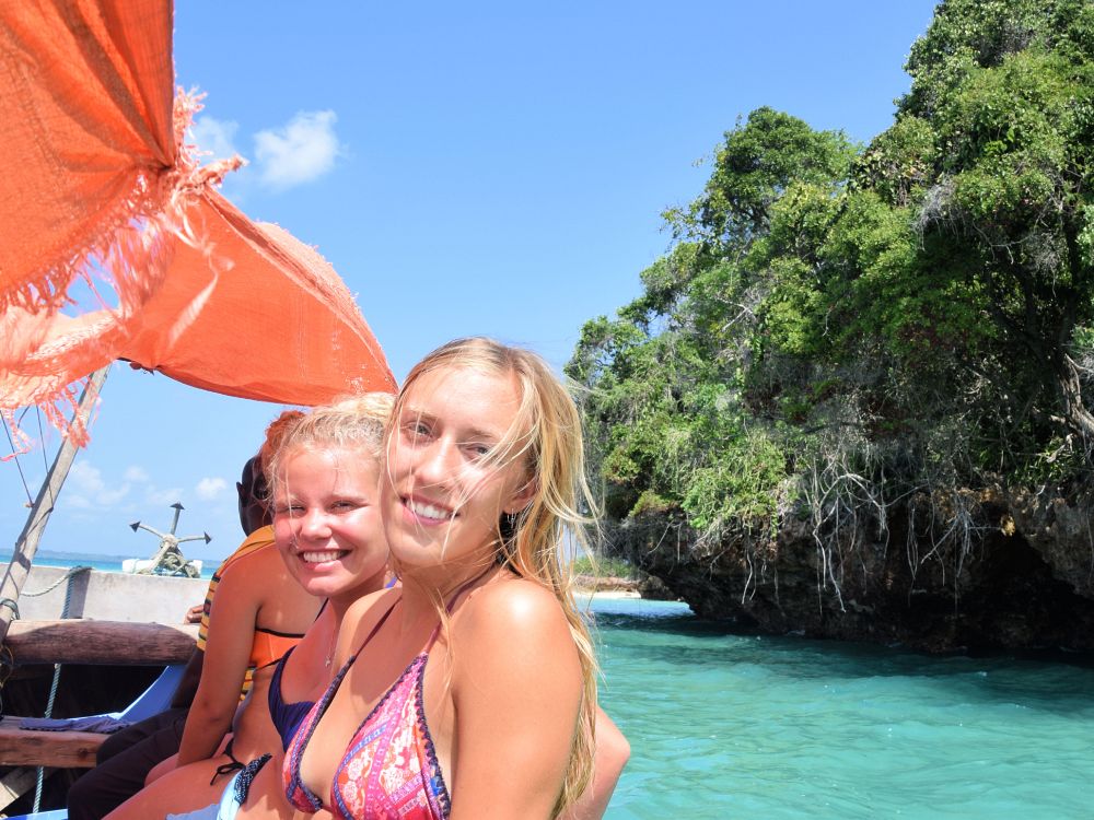 Bad i den blå lagune på Zanzibar