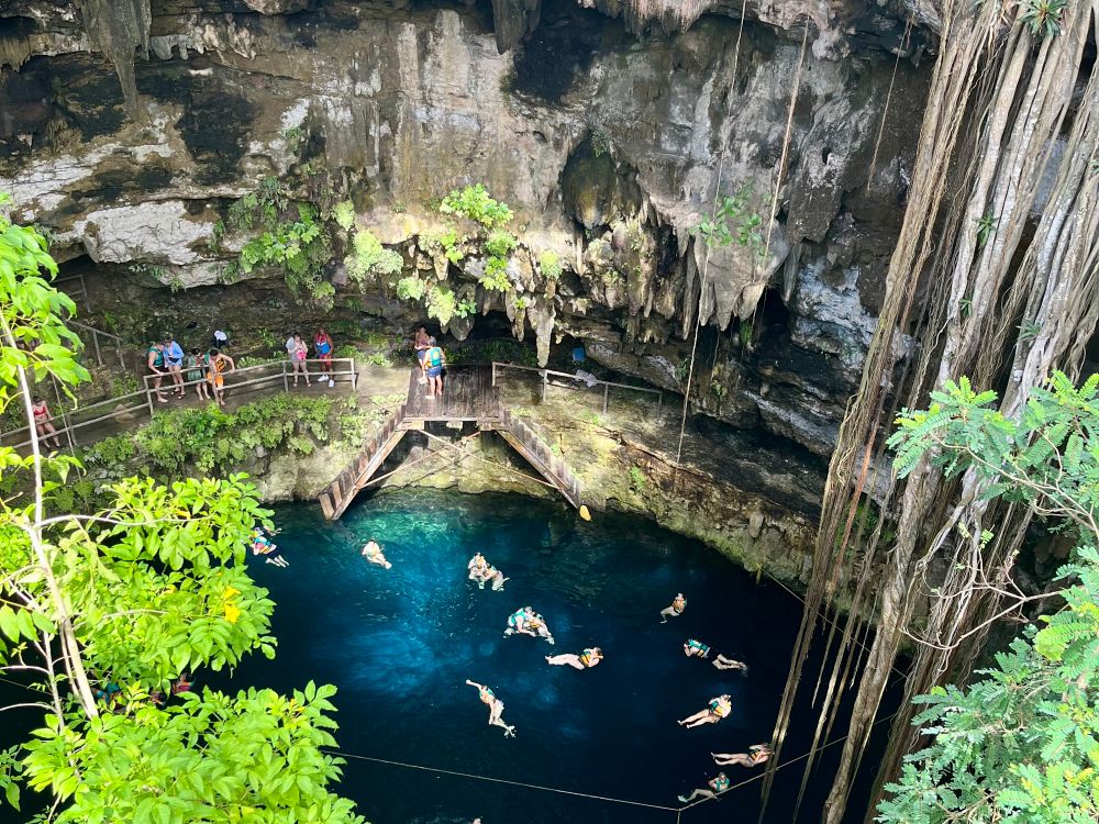 Snorkling i en kølig cenote