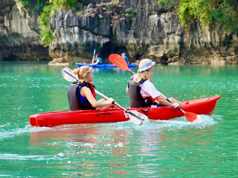 Sejl kajak i Halong Bay