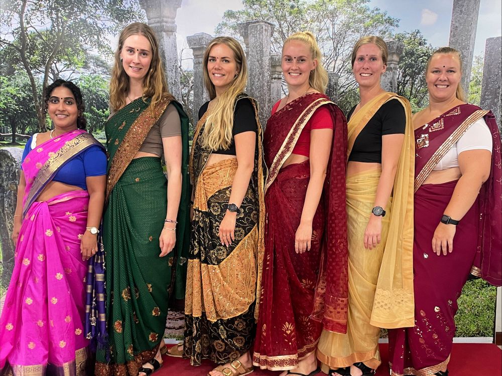 Pigerne prøver sari i Sri Lanka