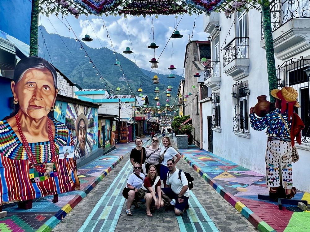 Farverige gader i San Juan La Laguna