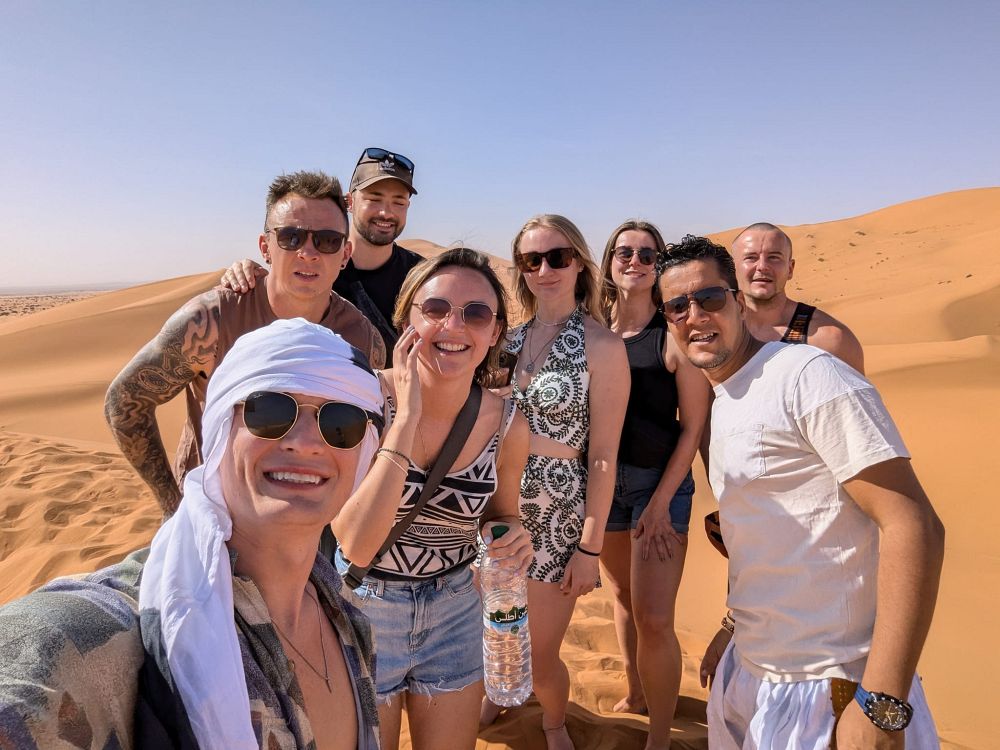 Gruppeselfie i ørkenen