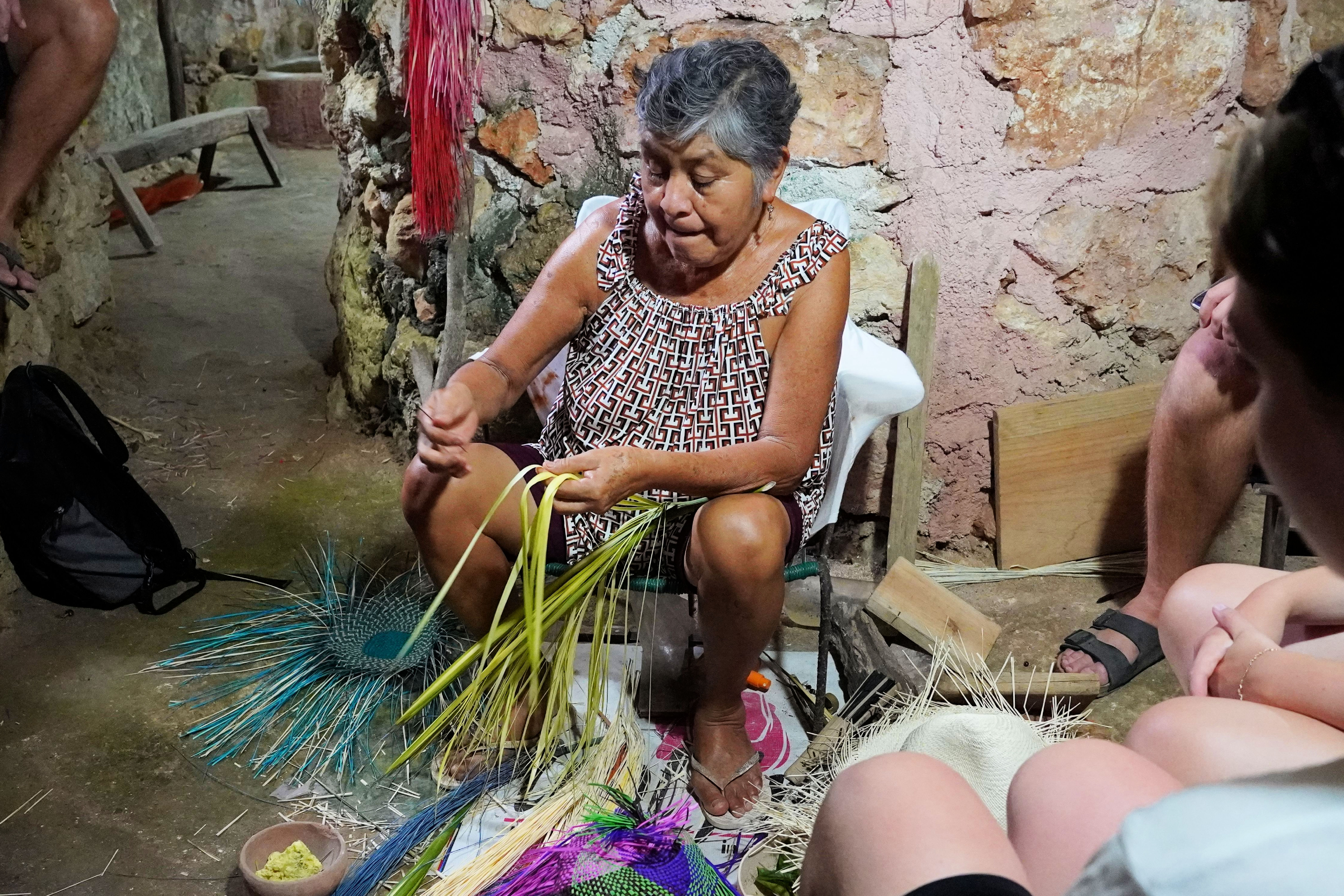 Bag kulisserne hos den lokale hattemager