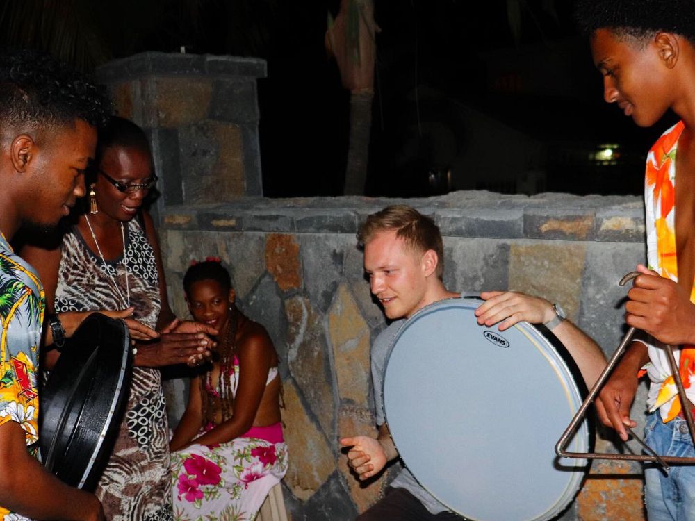 Velkomstfest med musik og kreolsk mad