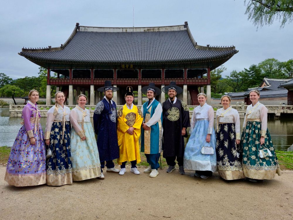 Tempelbesøg i traditionelle dragter