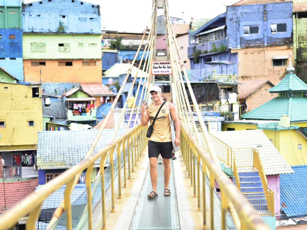 Byrundtur i farvestrålende Tridi village