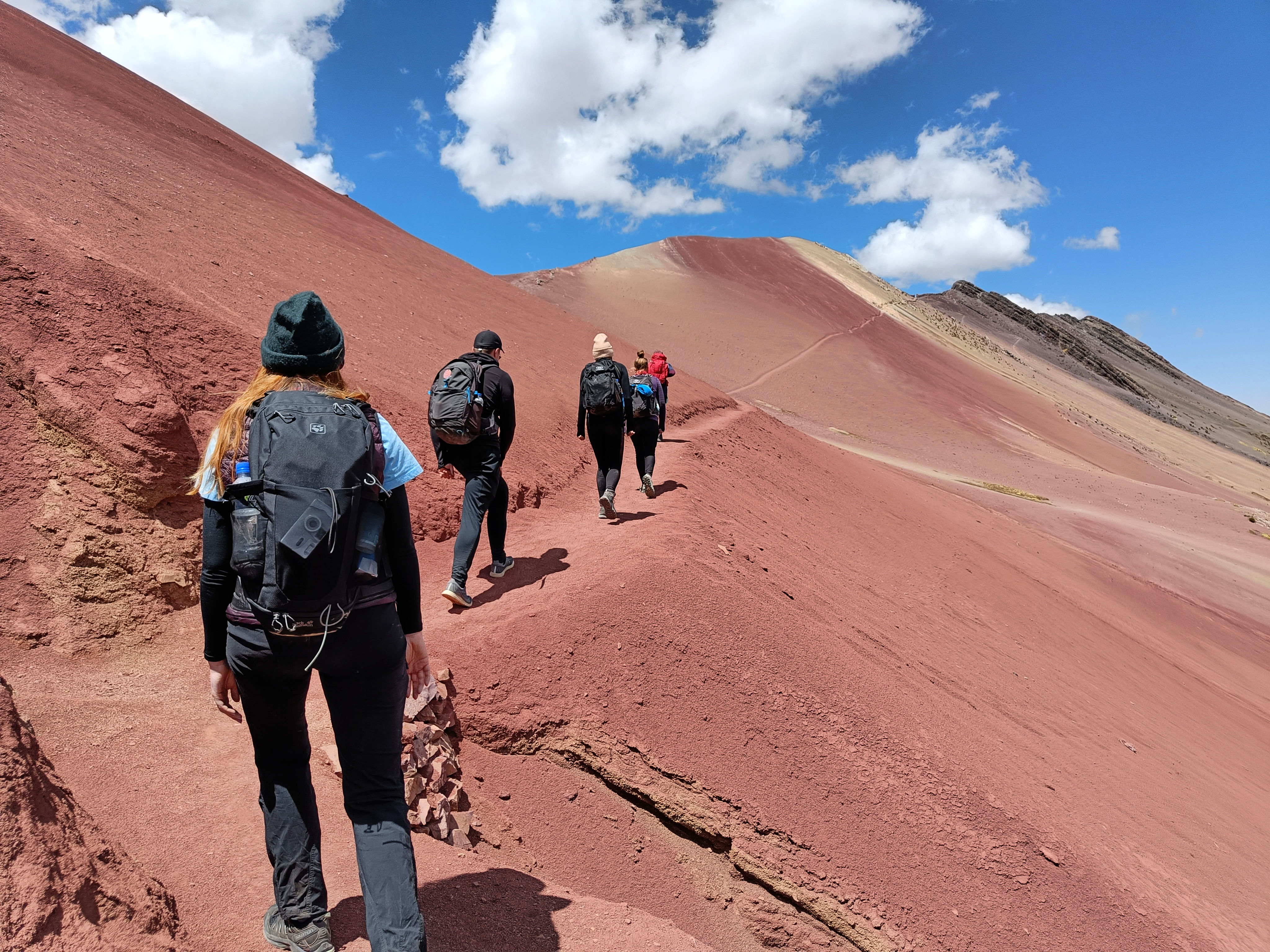 På hike mod Rainbow Mountain