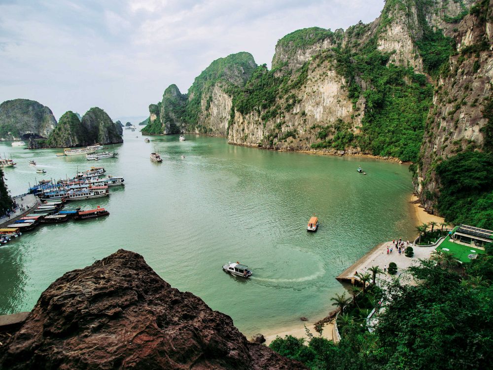 Den smukke Ha Long-bugt i Vietnam