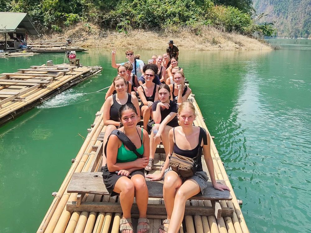 Sejl gennem Khao Sok’s smukke landskab