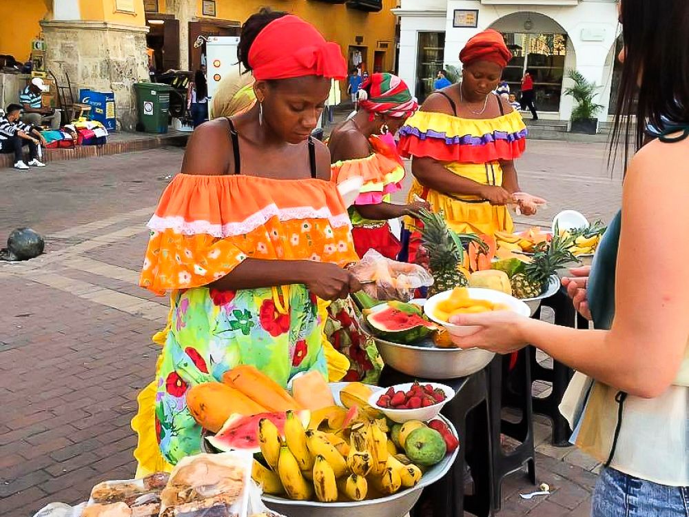 Farverige frugtsælgere i Cartagena