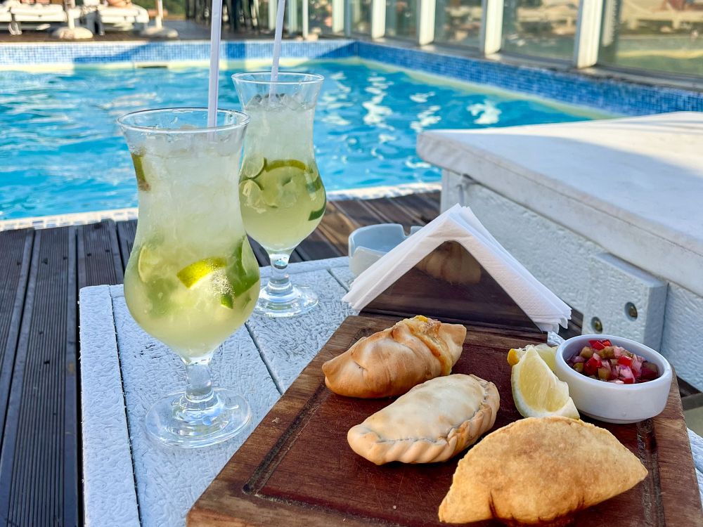 Slap af ved poolen med snacks og drinks
