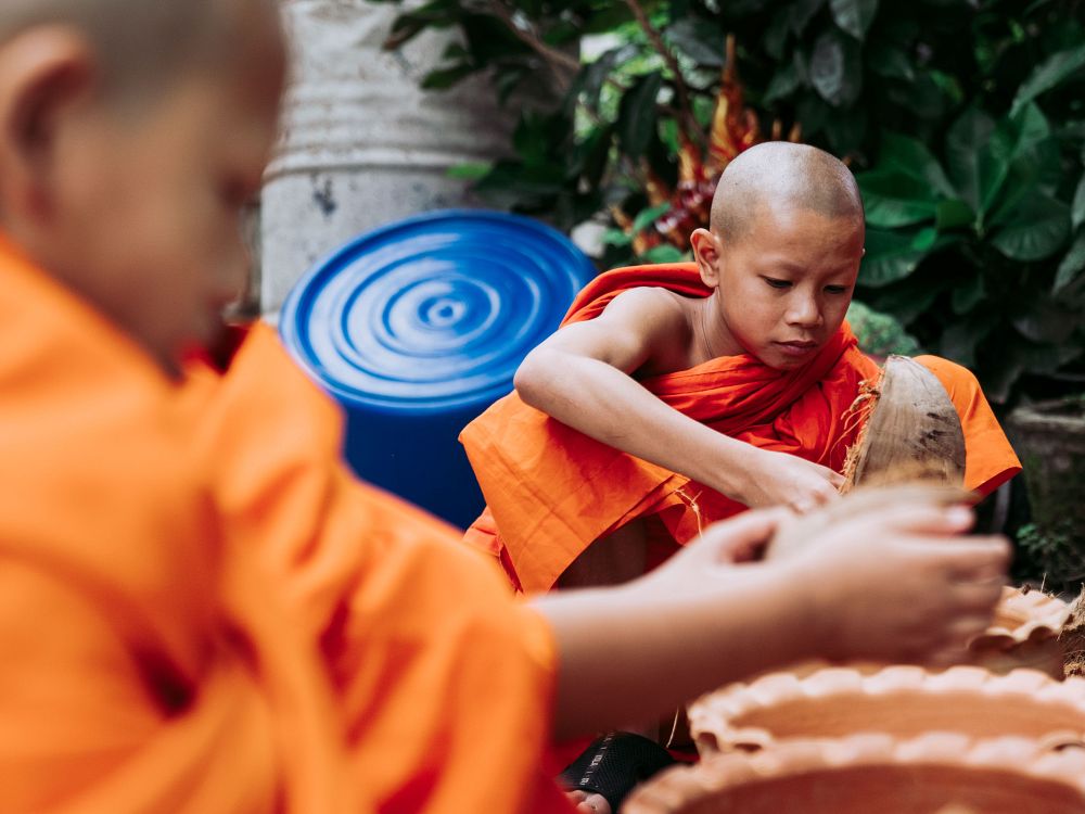 Morgenritual med buddhistiske munke